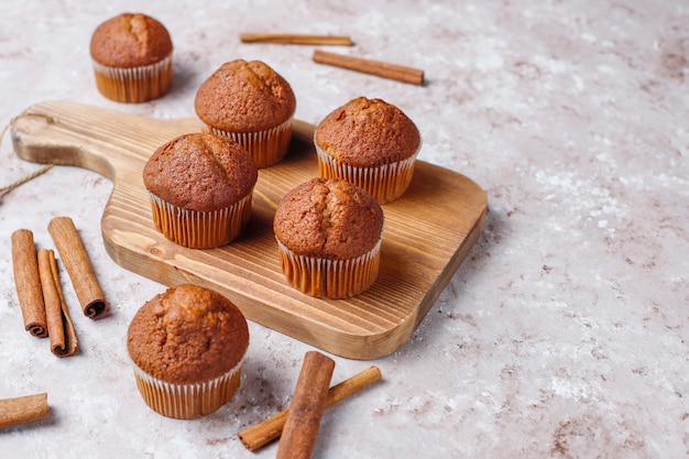 Muffin de chocolate sobre fundo marrom claro, foco seletivo.