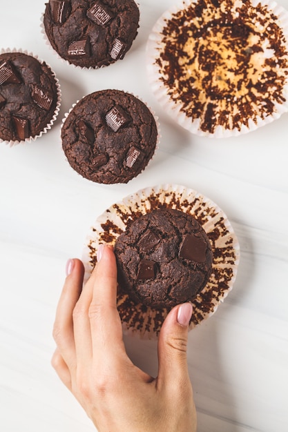 Muffin de chocolate vegan na mão em branco