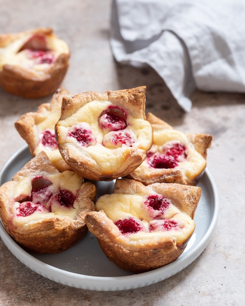 Muffin de massa folhada com creme de framboesa