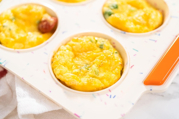 Muffin de ovo com bacon e queijo