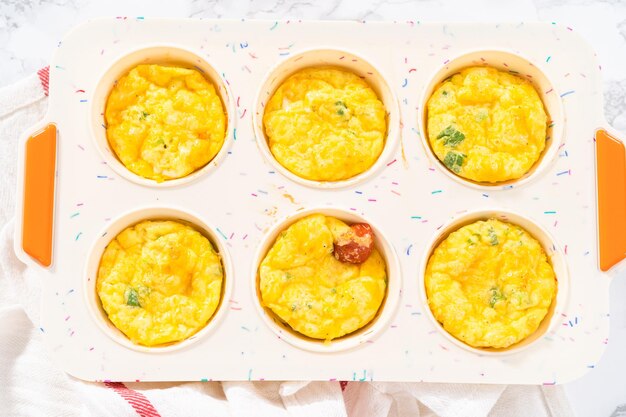 Muffin de ovo com bacon e queijo