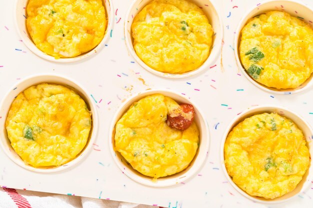 Muffin de ovo com bacon e queijo