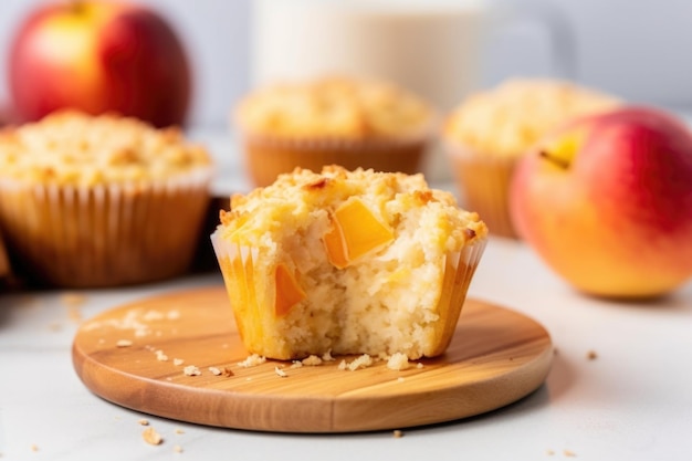 Muffin de pêssego com uma única fatia de pêssego ao lado