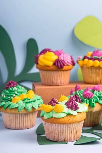 Muffin de sobremesa criativa com decoração creme colorida