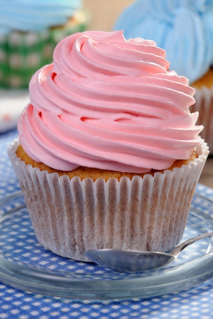 Muffin decorado con un delicado primer plano de crema