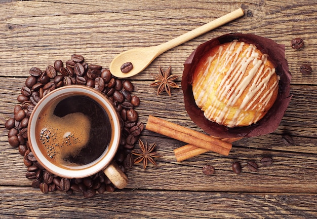 Muffin doce e xícara de café quente