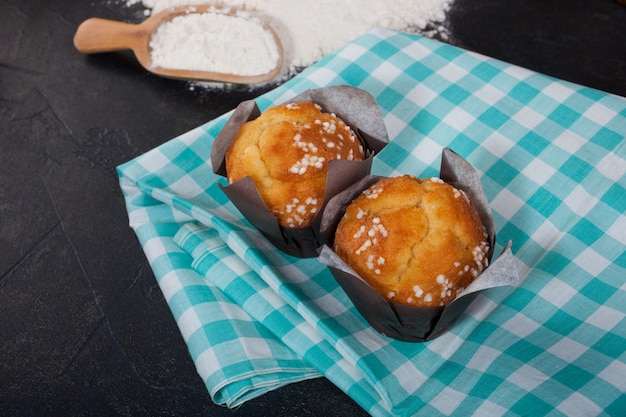 Muffin e utensílios de cozinha