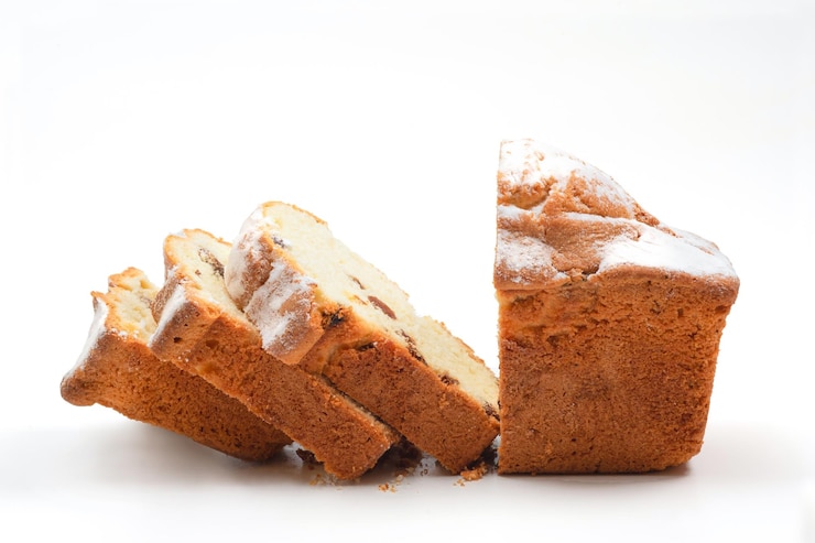 Foto muffin fatiado caseiro em fundo branco closeup