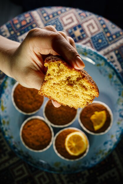 Foto muffin fresco en la mano de una mujer. textura de primer plano de la masa.