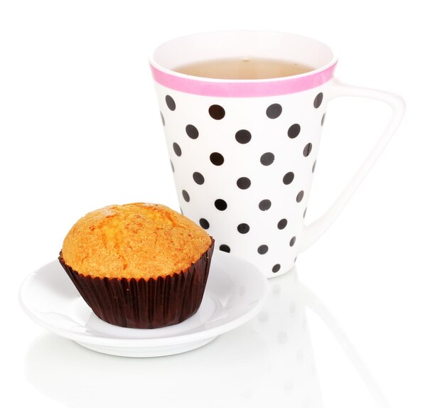 Muffin fresco con té aislado en blanco