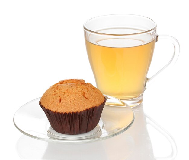 Muffin fresco con té aislado en blanco