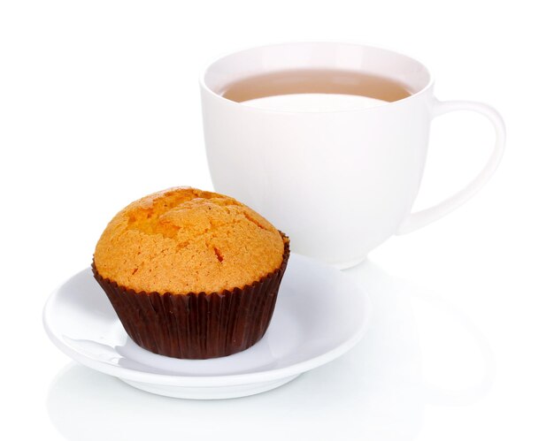 Muffin fresco con té aislado en blanco