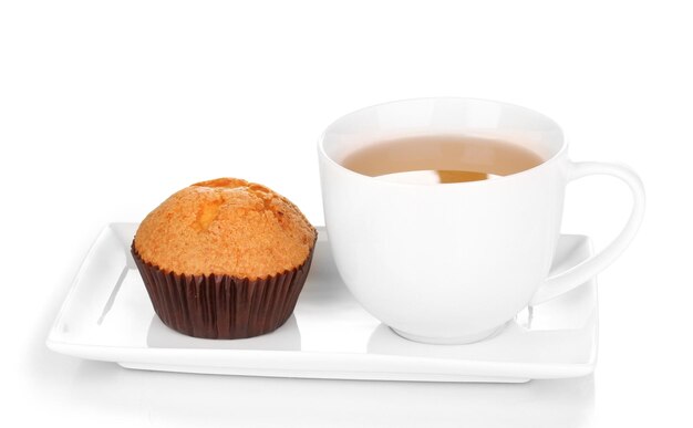 Muffin fresco con té aislado en blanco