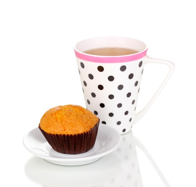 Muffin fresco con té aislado en blanco