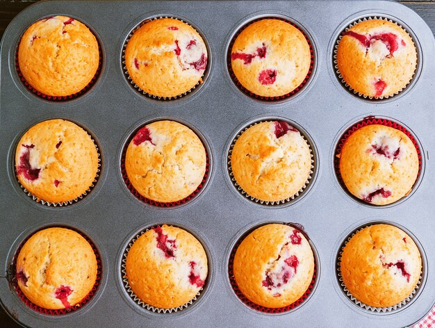 Muffin en una fuente para horno sobre una superficie de madera