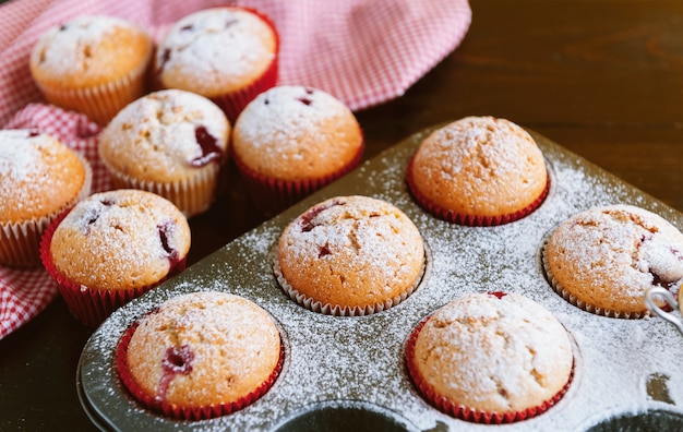 Muffin en una fuente para horno sobre una superficie de madera