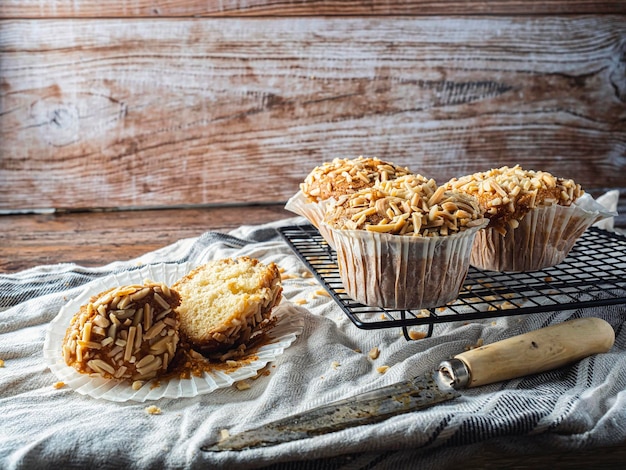 Muffin gerade aus dem Ofen auf ein Kühlregal Cucillo gelegt, um es zu schneiden Holzboden