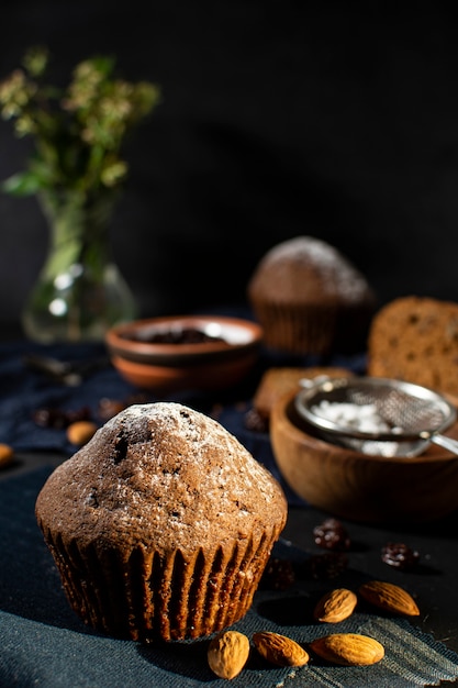 Foto muffin gostoso com fundo desfocado