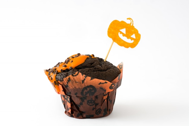 Muffin de Halloween aislado en blanco