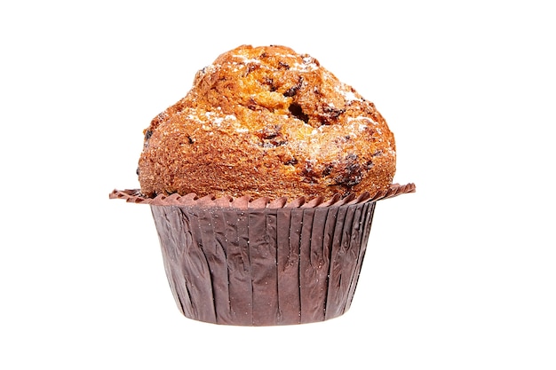 Muffin mit Schokoladenstückchen und Puderzucker isoliert