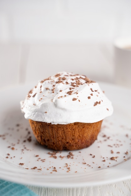 Muffin mit weißer Sahne und Schokostreuseln