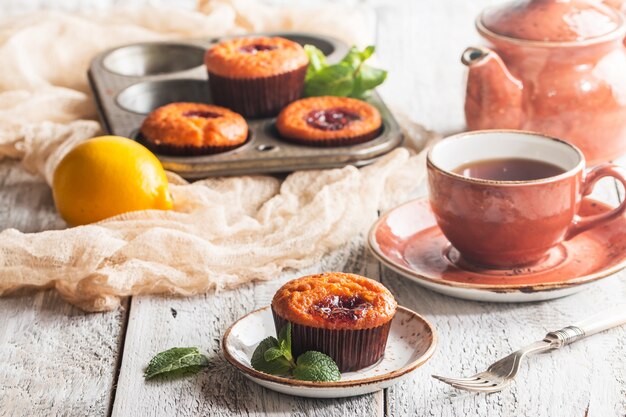 Muffin de naranja recién horneado en un plato para el desayuno