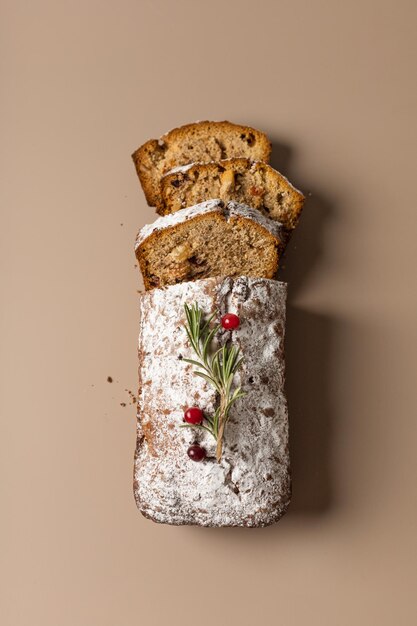 Muffin de Navidad en rodajas frescas con frutos secos y nueces sobre un fondo beige minimalismo