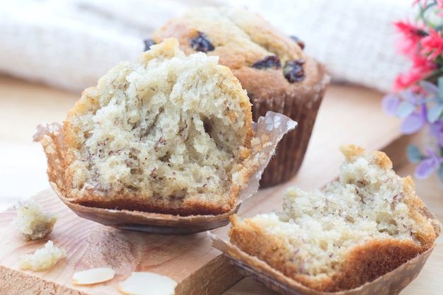 Muffin de plátano casero de la panadería en la tabla de madera.