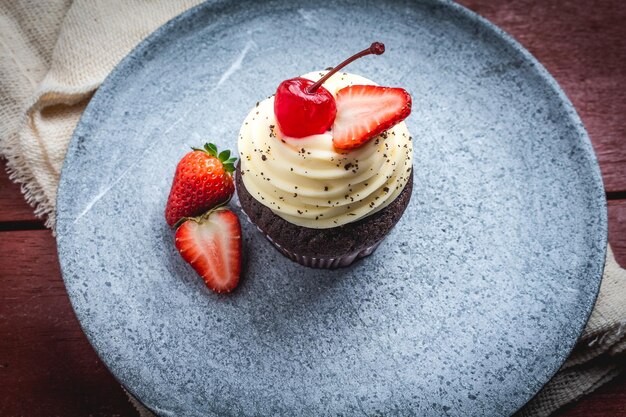 Muffin en un plato sobre una mesa de madera roja