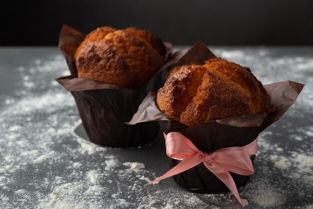 Muffin sabroso primer plano sobre fondo oscuro