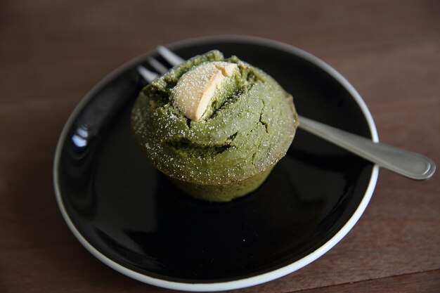 Muffin de té verde sobre madera