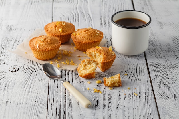 Muffin und Kaffee auf einem hölzernen Hintergrund
