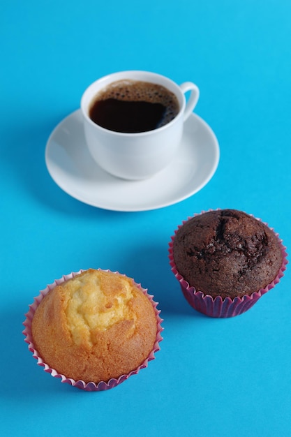 Muffin de vainilla y chocolate y café