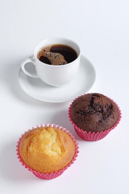 Muffin de vainilla y chocolate y café