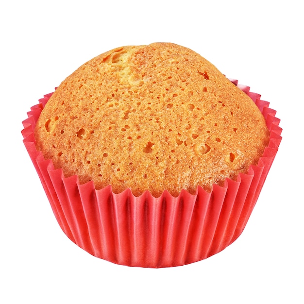 Un muffin en un vaso de papel de hornear rojo. Aislado en blanco, con trazado de recorte. Todo en foco