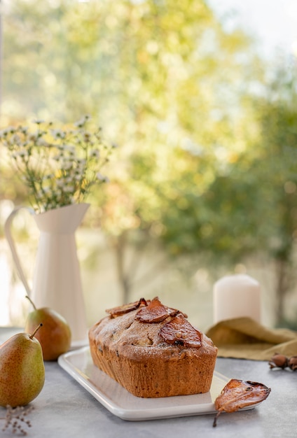 Muffinkuchen mit Birnen, Nüsse auf einem Fenster.