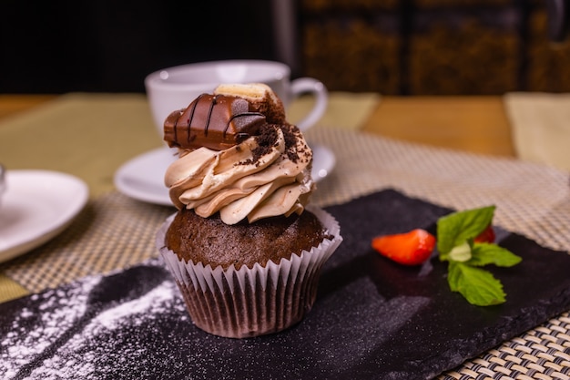 Muffinkuchen mit Schokolade und Erdbeeren closeup