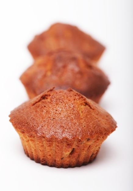 Muffins aislados en blanco