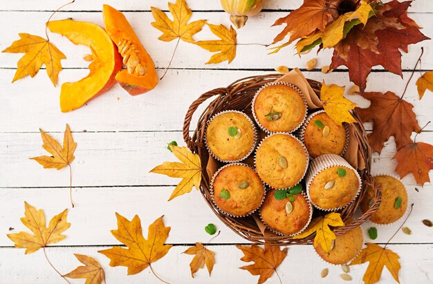 Muffins apetitosos e corados com abóbora e noz. Flay leigos. Vista do topo