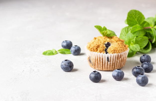 Muffins de arándanos con bayas frescas y menta