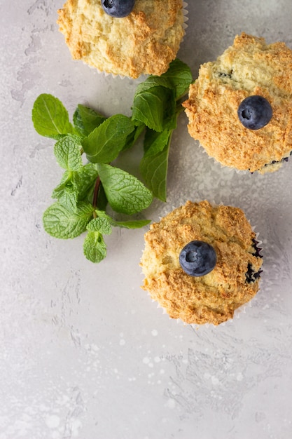 Muffins de arándanos con bayas frescas y menta