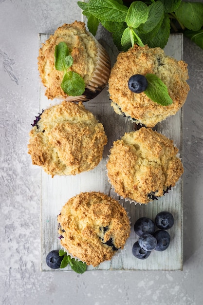 Muffins de arándanos con bayas frescas y menta