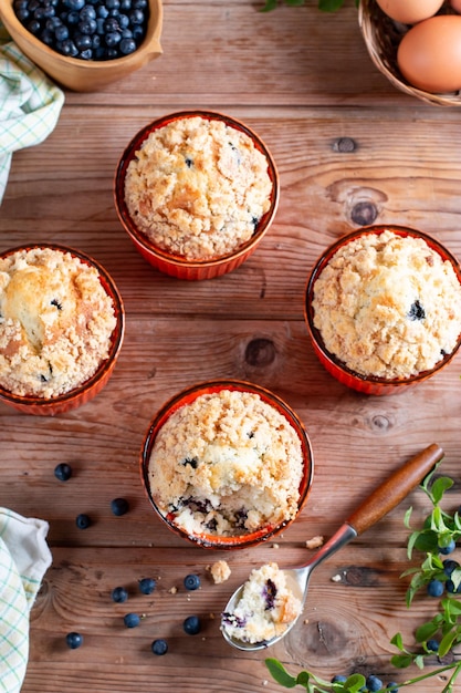 Muffins de arándanos caseros hechos con ingredientes orgánicos en una vista rústica de la mesa