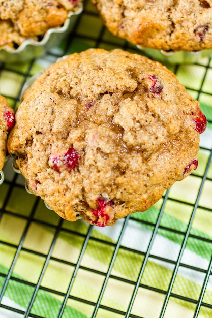 Foto muffins de arándanos caseros horneados para el desayuno de navidad.