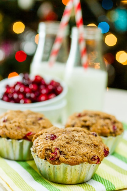 Muffins de arándanos caseros horneados para el desayuno de Navidad.