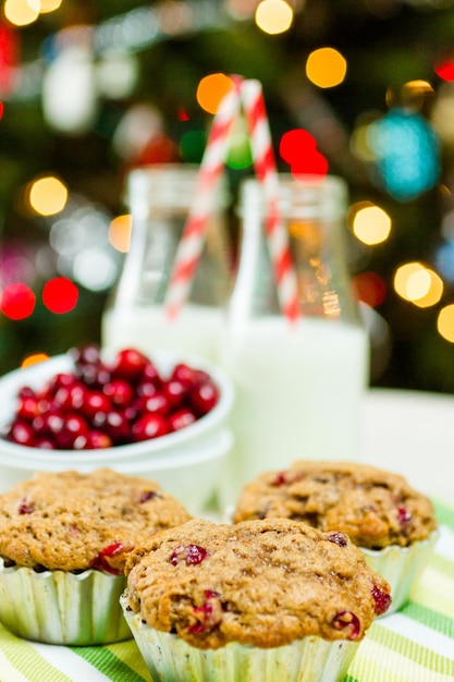 Muffins de arándanos caseros horneados para el desayuno de Navidad.