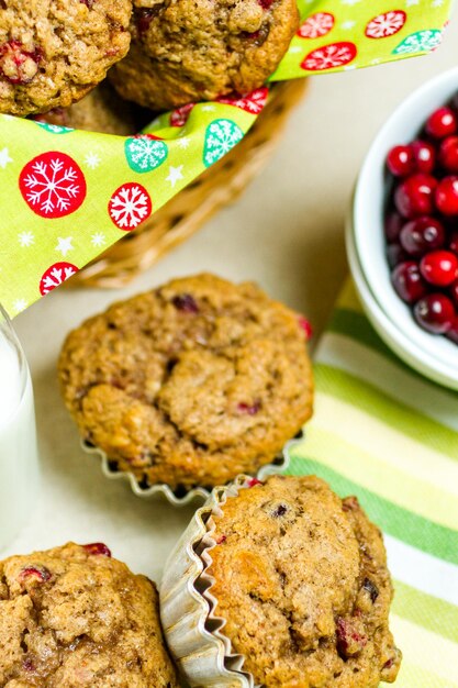 Muffins de arándanos caseros horneados para el desayuno de Navidad.