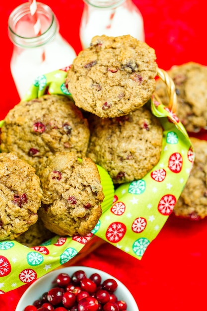 Foto muffins de arándanos caseros horneados para el desayuno de navidad.