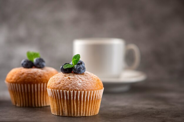 Muffins de arándanos en gris.