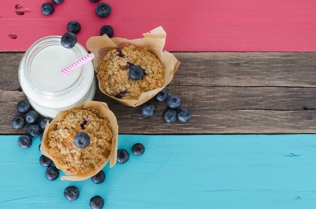 Muffins de arándanos con leche sobre una mesa